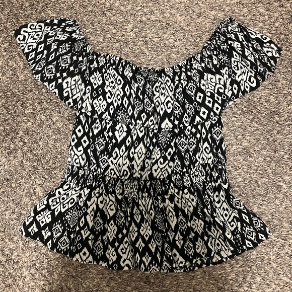 Old Navy Black and White Ikat Peplum Off the Shoulder Blouse Size Medium - Picture 4 of 6